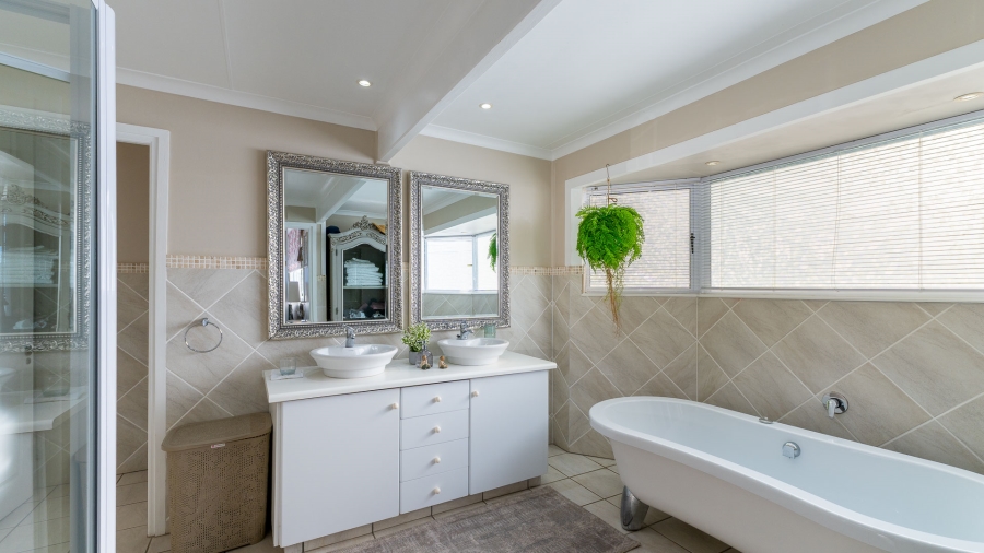 5 Bedroom Property for Sale in Outeniqua Strand Western Cape